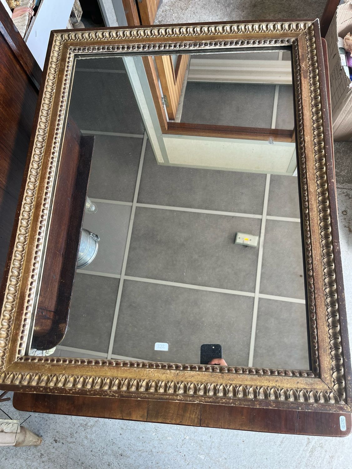 Miroir en bois stuque et doré à décor de perles et raïs de cœur, 72 x 56 cm