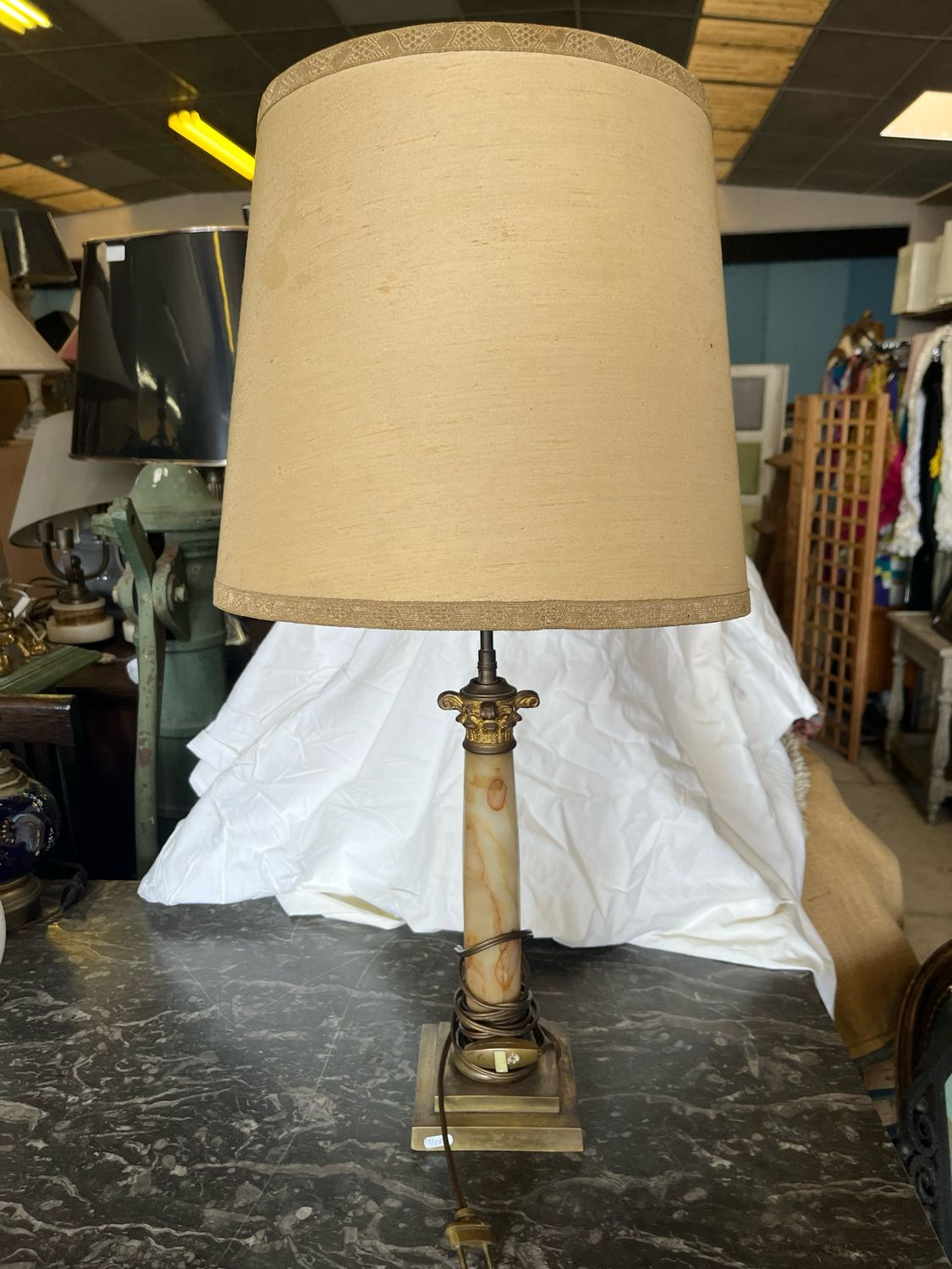 Lampe à fut en onyx et métal doré monté à l’électricité - H 67,5 cm