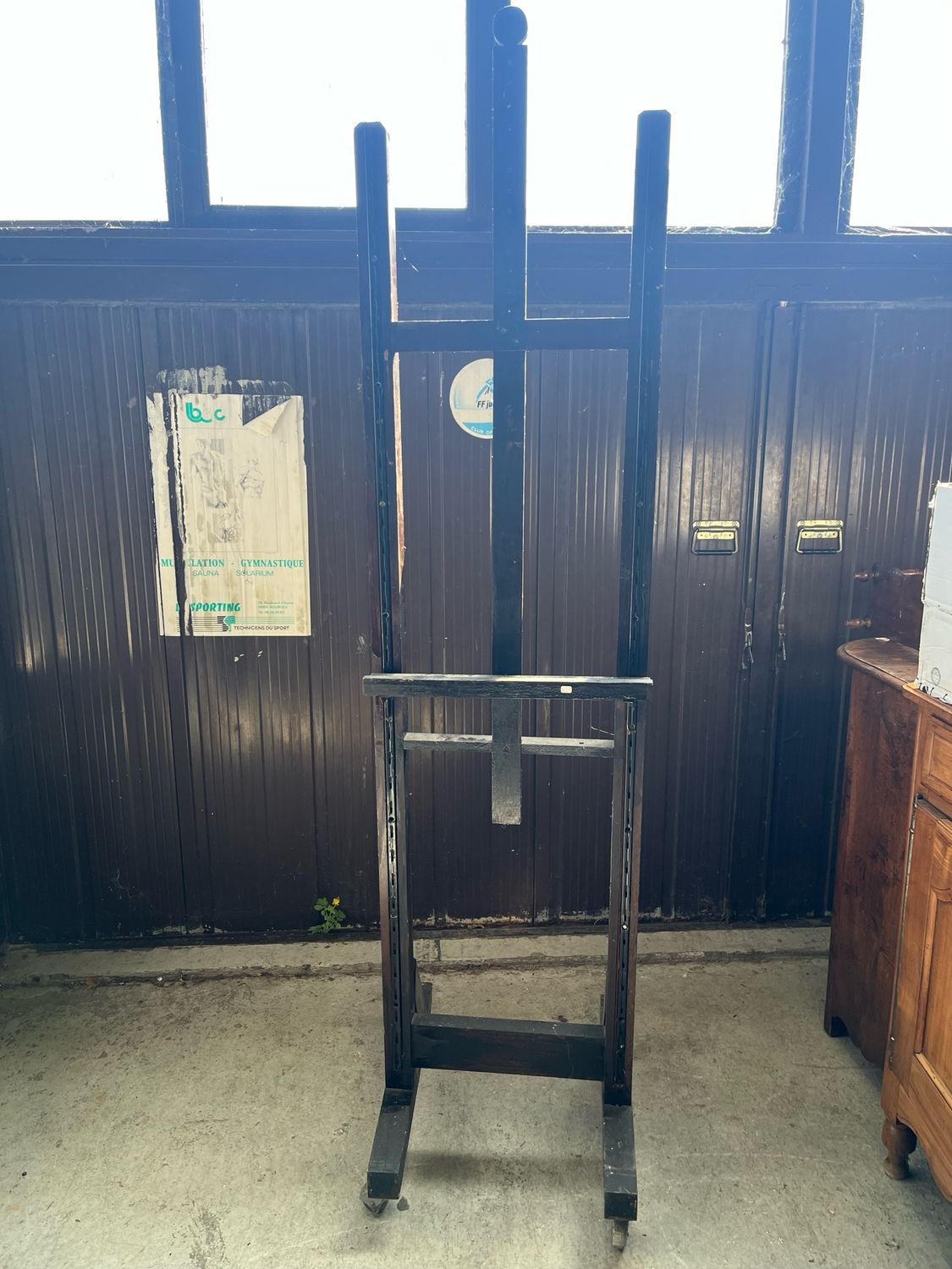 Chevalet en bois teinté réglable. Travail manuel - H 208 cm