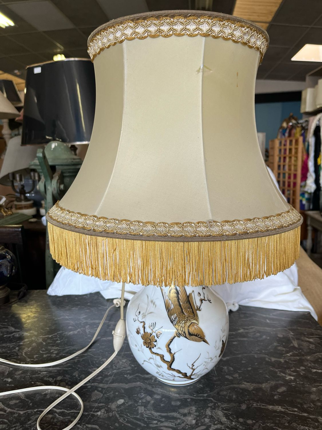 Vase en porcelaine blanche à décor noir et or d’un oiseau et fleur. Monté en lampe - H 55 cm (accident à l’abat-jour)