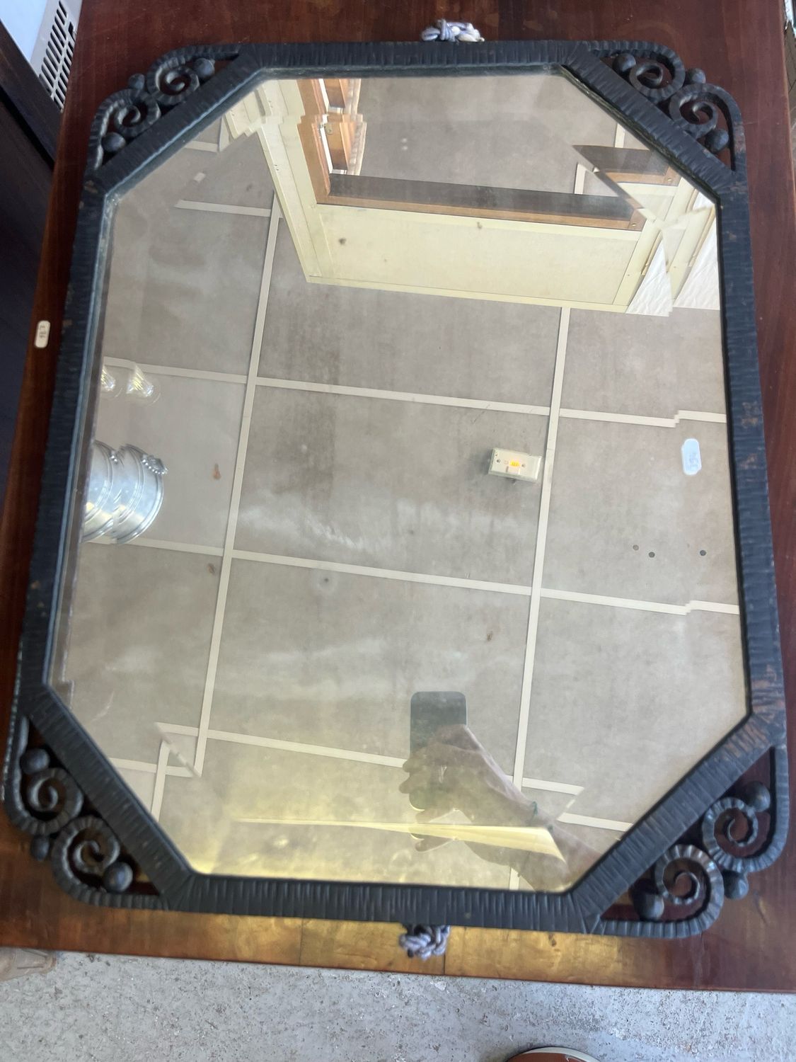 Miroir biseauté, entourage en fer forgé, époque art et déco - 46 x 59 cm ( trace d’oxydation