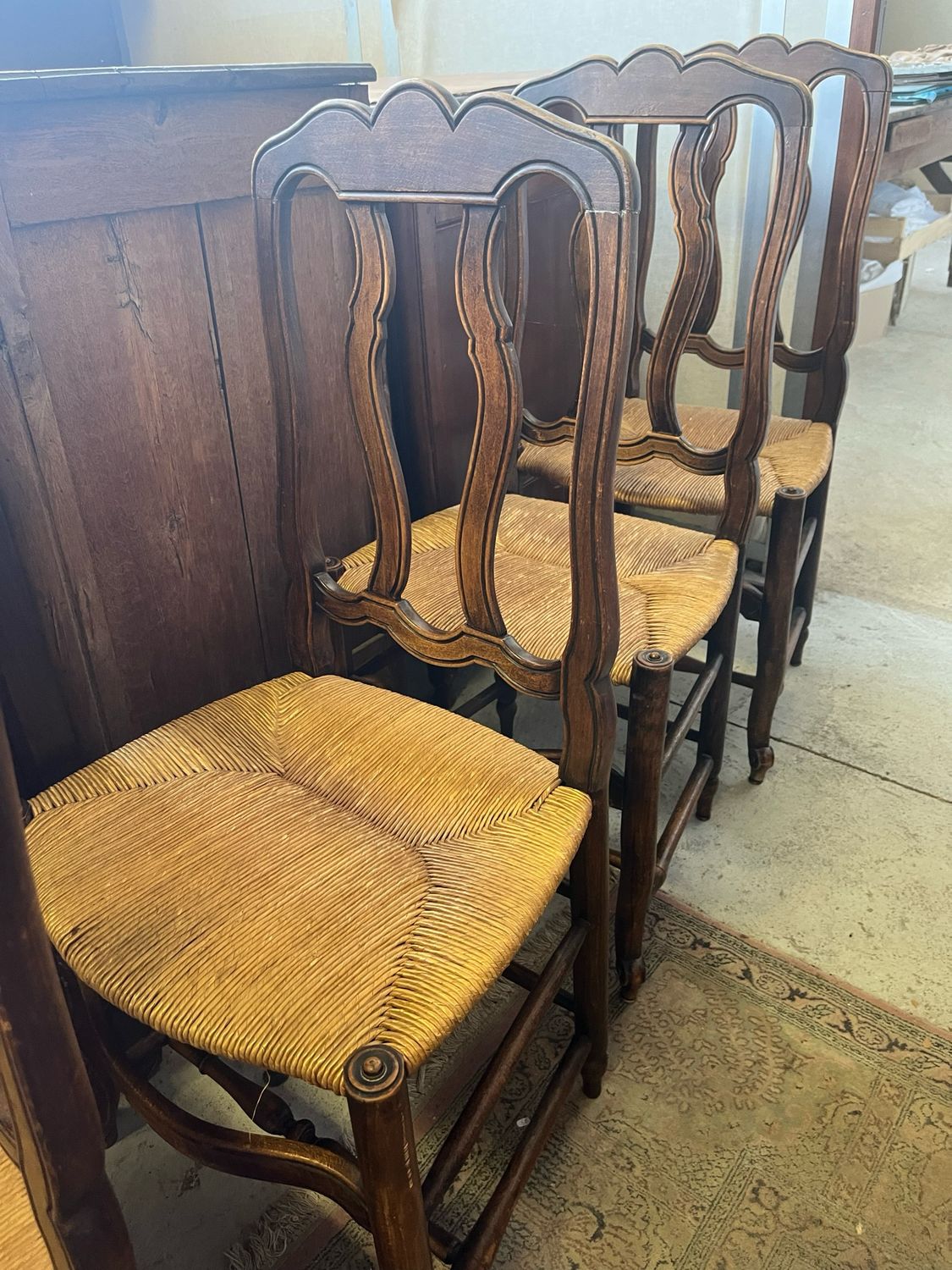 Suite de huit chaises en noyer vendu à l’unité , fin XVIIIe, assise paille.