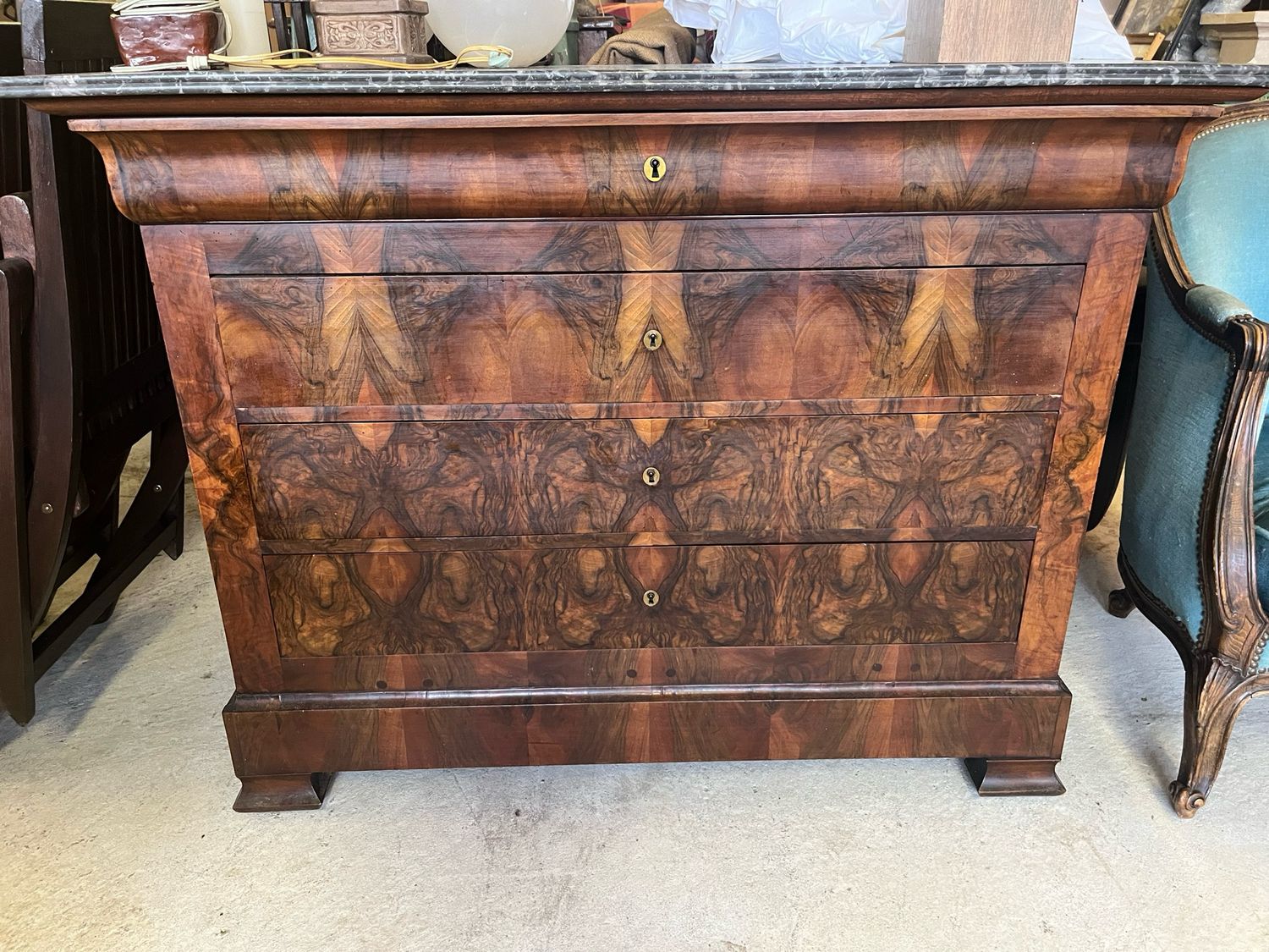 Commode Louis Phillipe en noyer et loupe de noyer ouvrant par quatre tiroirs, dessus de marbres gris - 94,5 x 127 x 55,5 cm