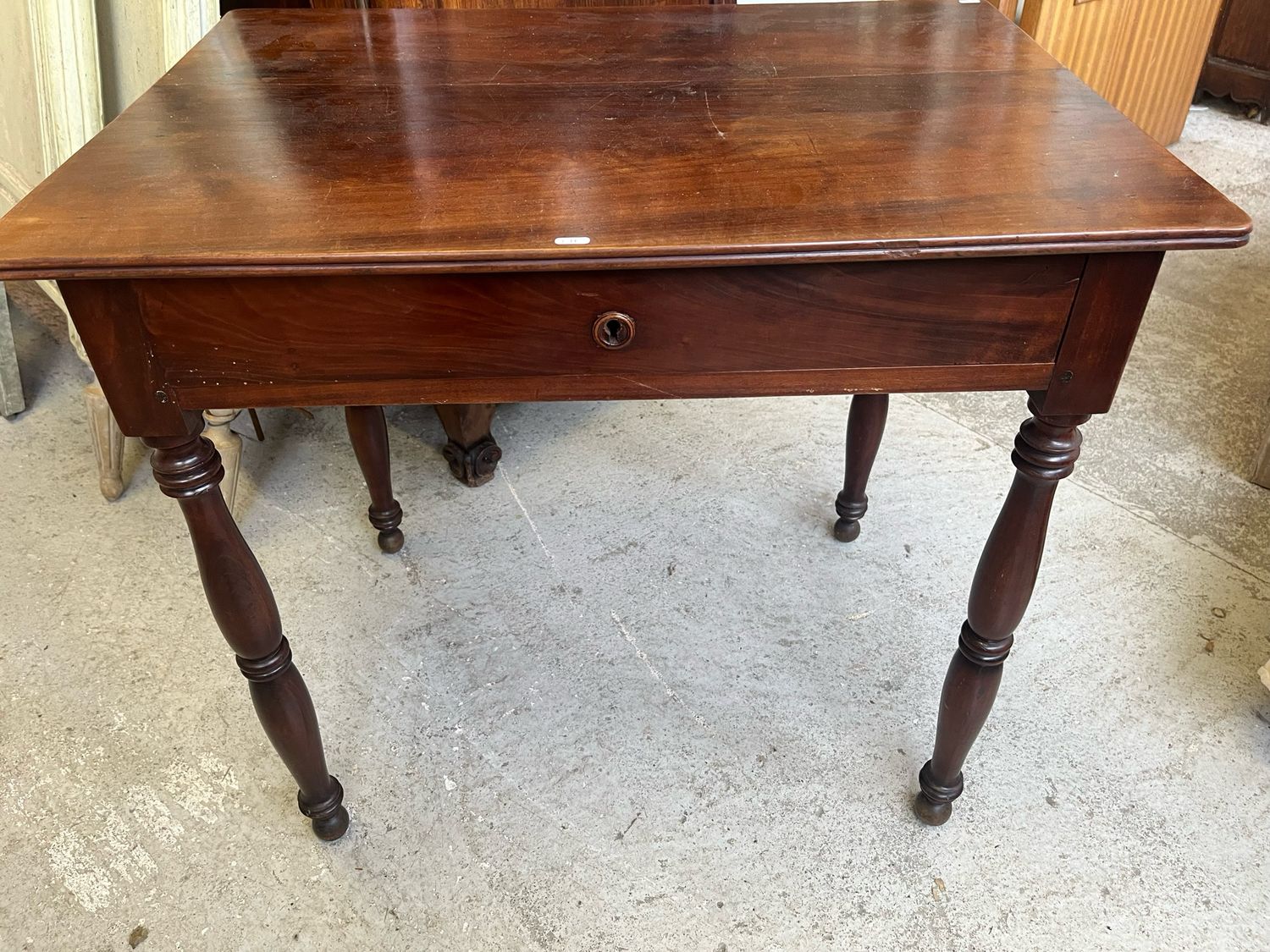 Petite table d’appoint en acajou à un tiroir en ceinture, 68 x 75 x 53,5 cm