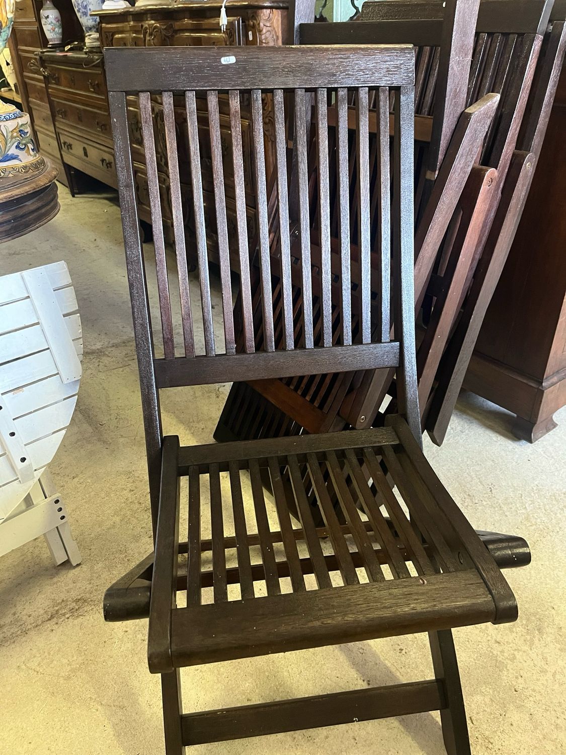 Vendu à l’unité : Suite de quatre chaises de jardin en bois