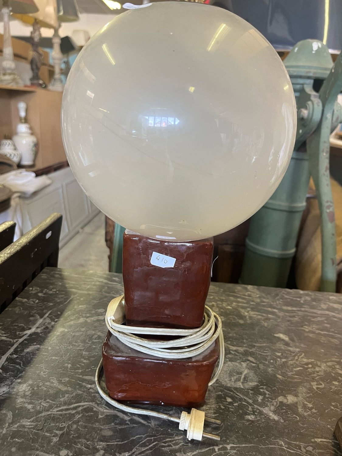 Lampe rouge avec globe