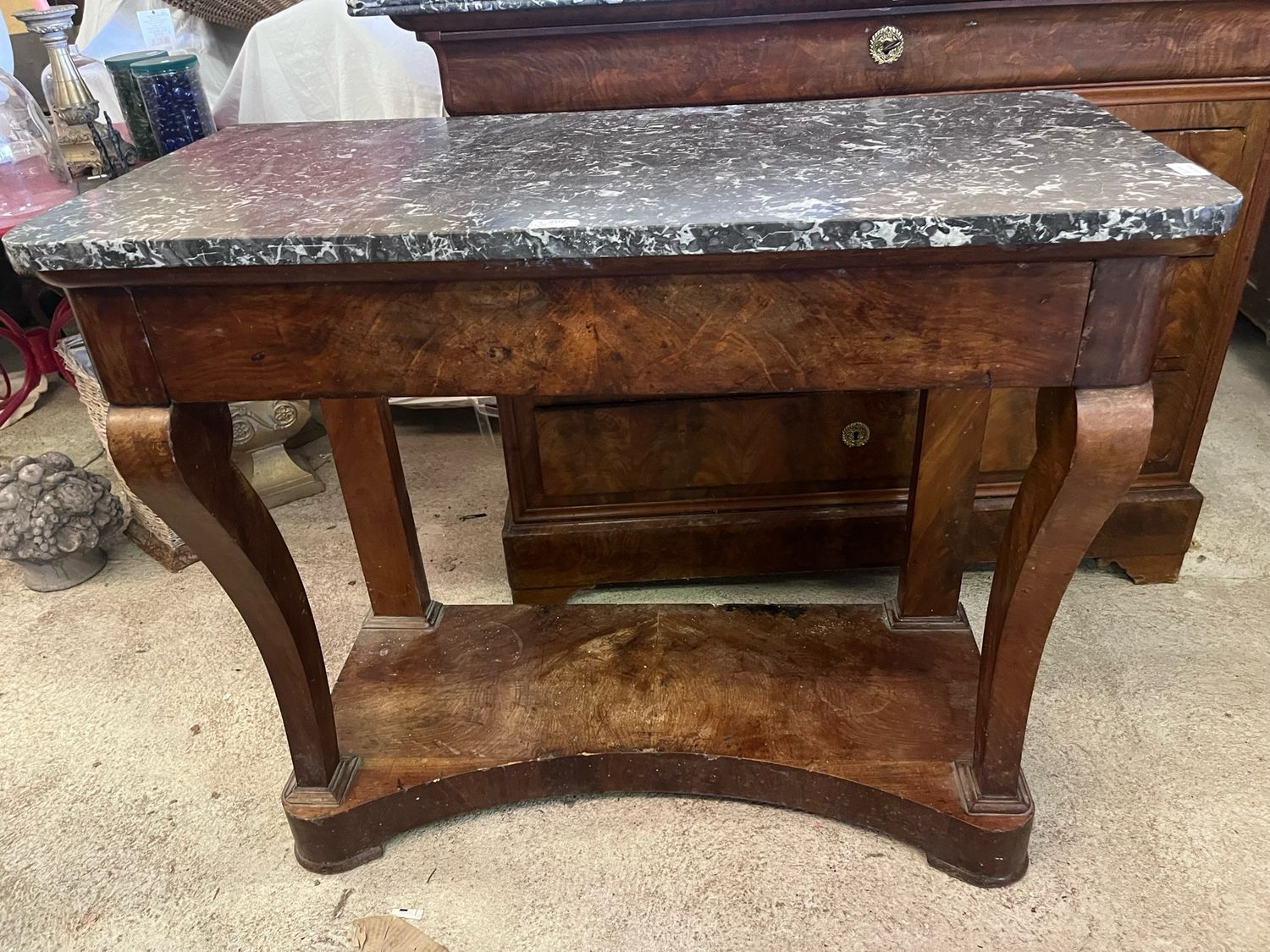 Console en bois de placage, montant galbé réunis par une entretoise, plateau de marbre veineux - H : 85 cm x 94 x 47 cm