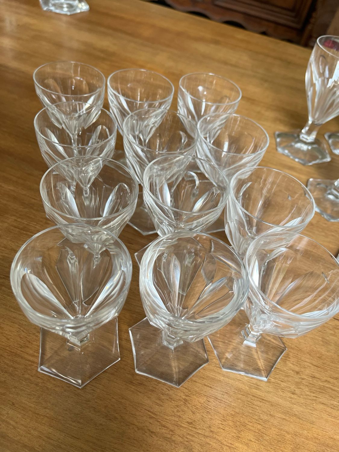 Le verre à vin en cristal taillé - H 10,5 cm