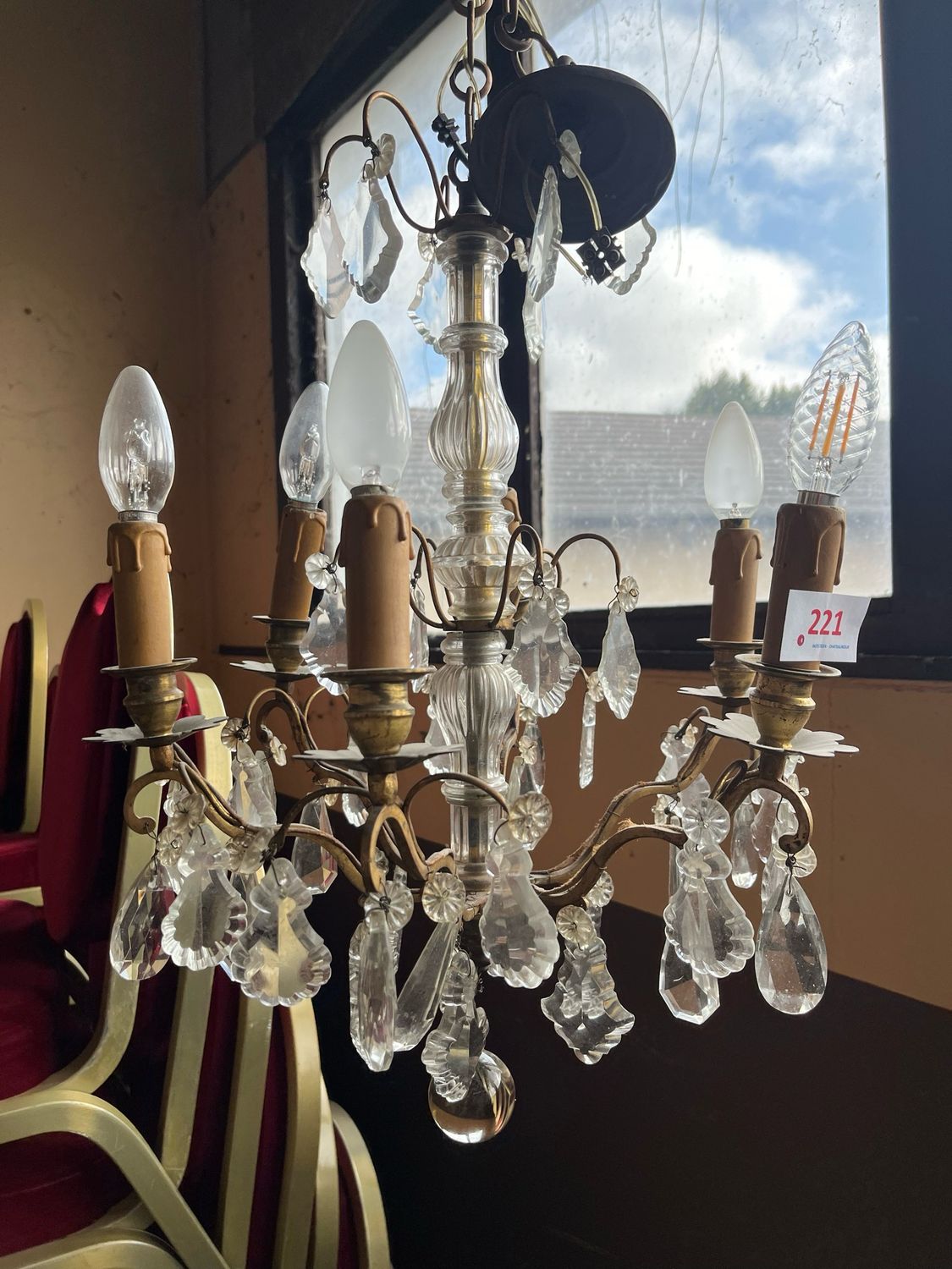 Lustre à 6 bras de lumière en métal doré à décor de pampille et de fleurs - H 45 cm