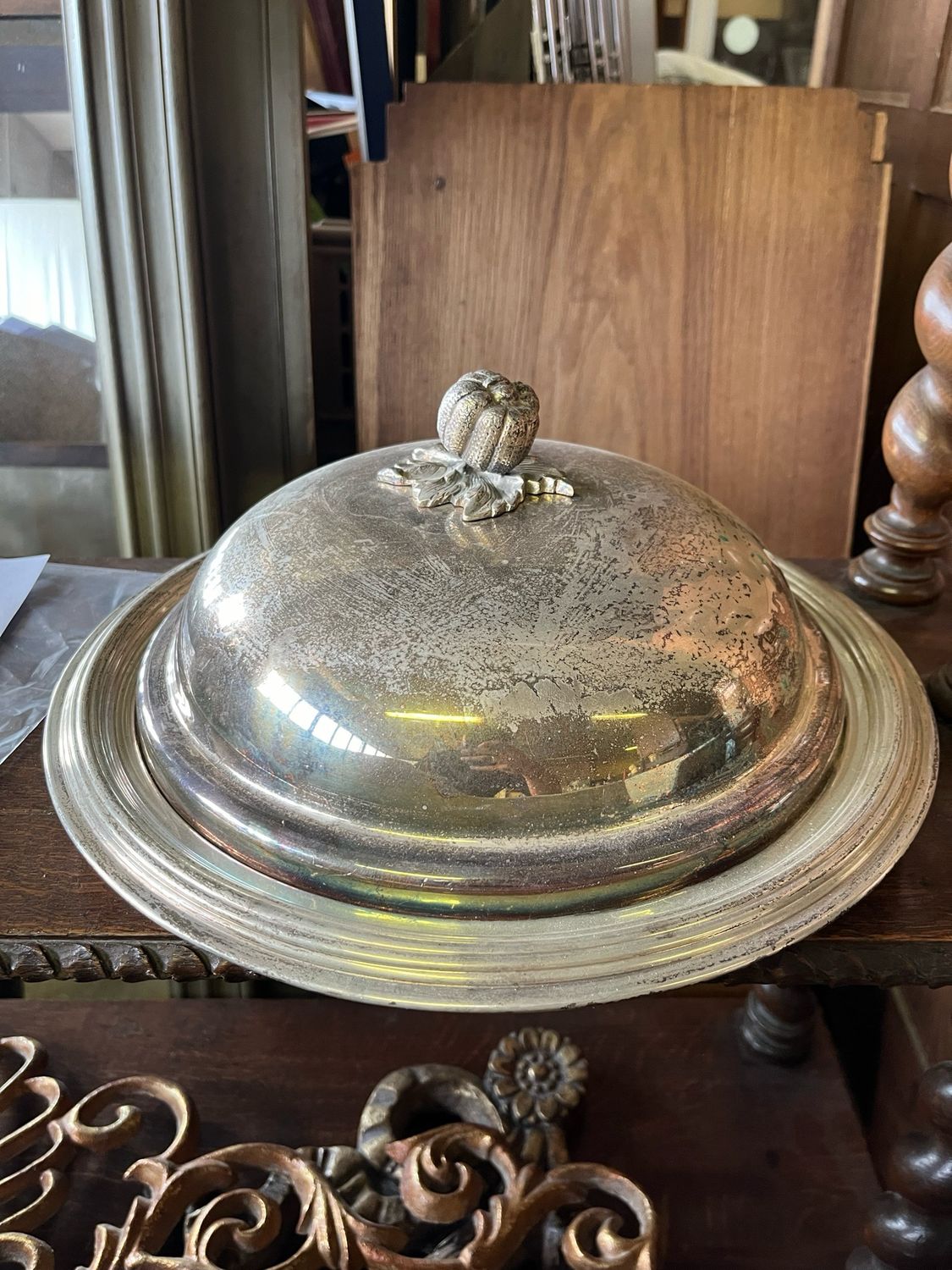Cloche de présentation en métal argenté sur son plat, la prise en forme de fruit - D 35 cm