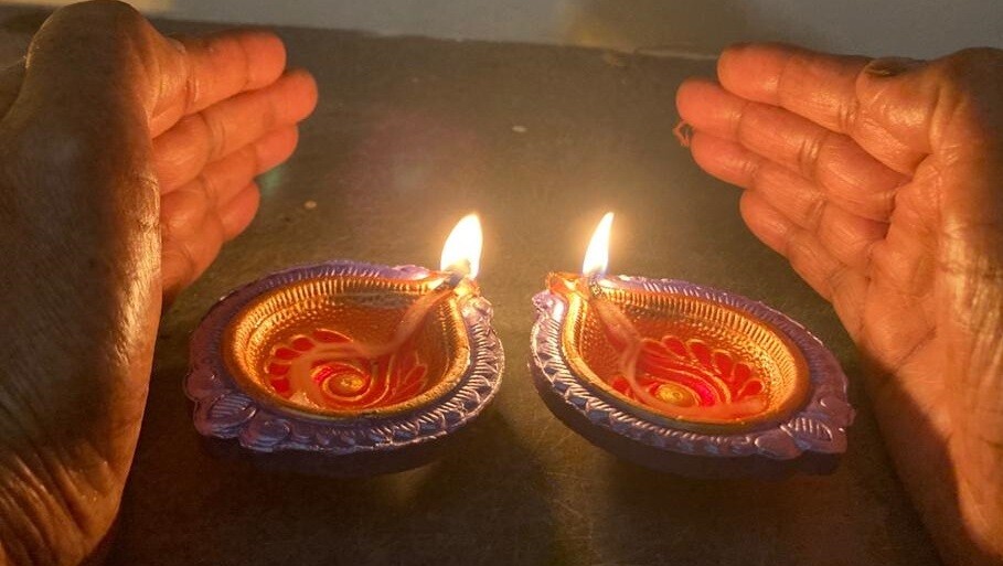 Hand-painted 
Earthen Deepa/Diya 
(two pairs)