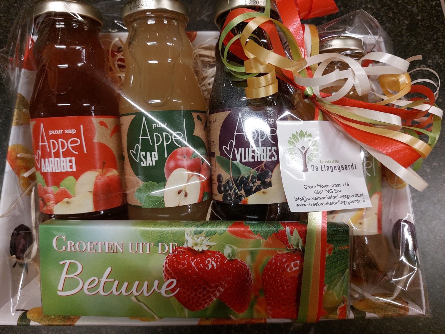 Cadeaupakket: 4 flesjes sappen (Vereecken) met chocoladereep (Groeten uit de Betuwe aardbei afbeelding)