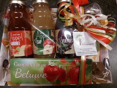 Cadeaupakket: 4 flesjes sappen (Vereecken) met chocoladereep (Groeten uit de Betuwe aardbei afbeelding)