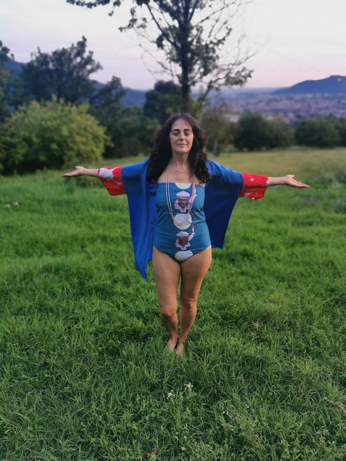 Kimono blu con decoro rosso e bianco