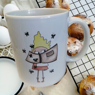 Tazza in ceramica donna libro