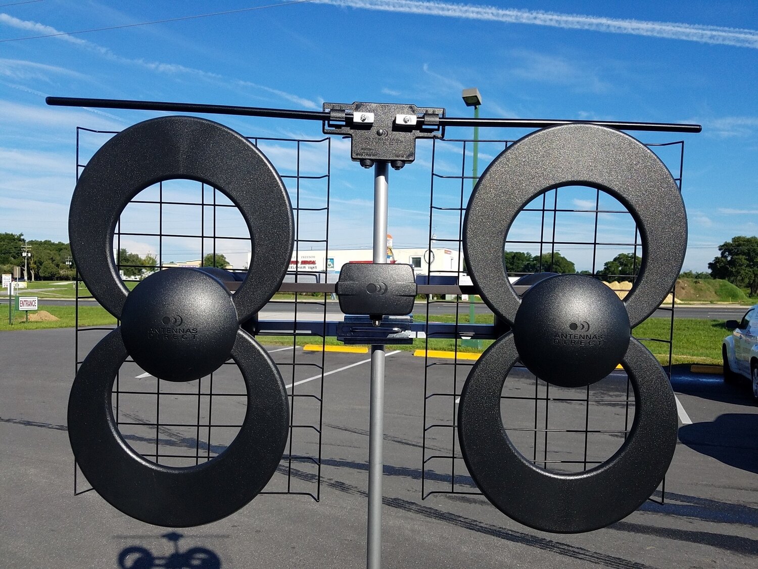 Antennas Direct Clearstream 4 Installed UHF/VHF Indoor/Outdoor HDTV Antenna with Mounting Pole