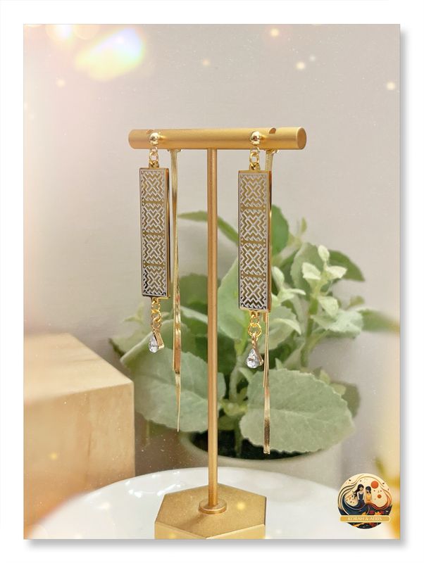 Pajnyiag (Hmong Inspired 18k)