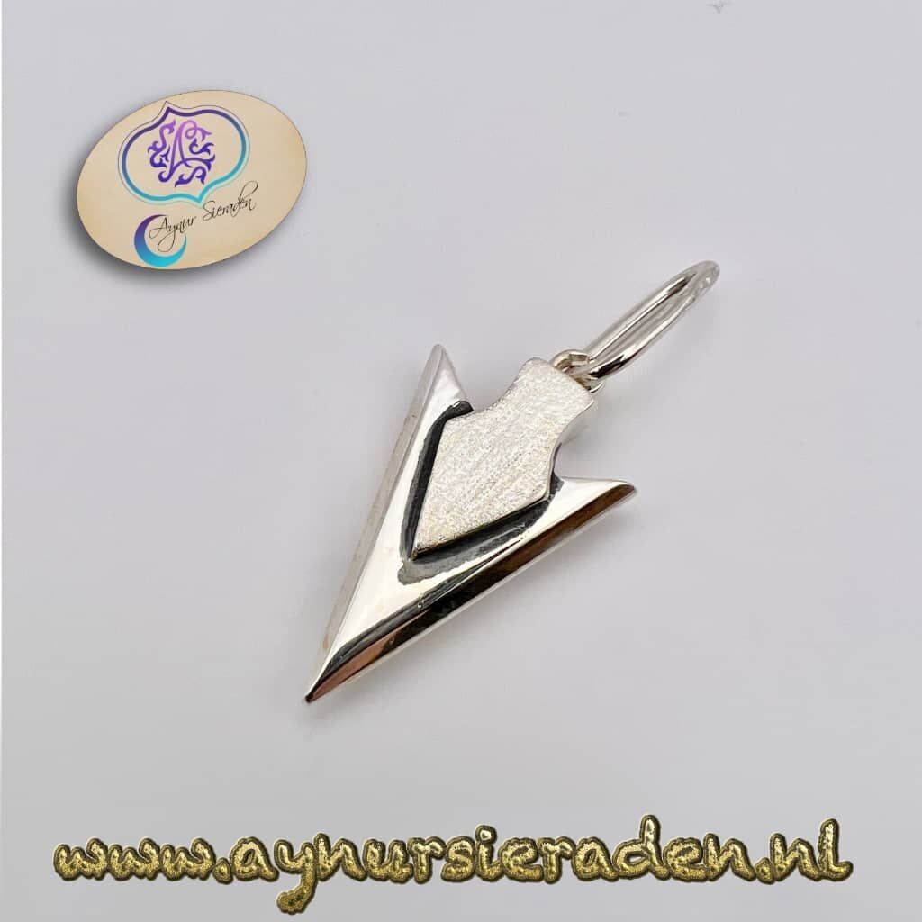 Zilveren pijlpunt oorbel met strakke lijnen en symbolische betekenis
