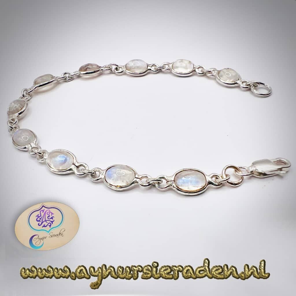 Armband met maanstenen