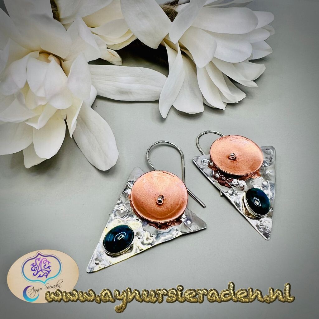 Handgemaakte zilveren oorbellen Kleuren en Vormen met chrysocolla, uniek ontwerp van Aynur Sieraden