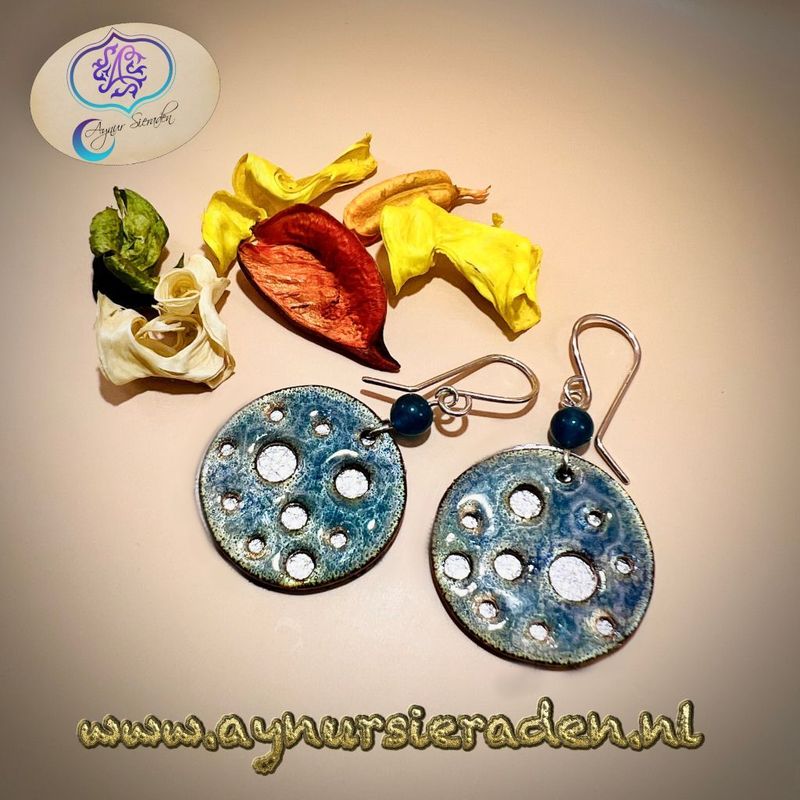 Handgemaakte emaille oorbellen Zilver & Blauw met fluoriet en zilveren oorhaakjes