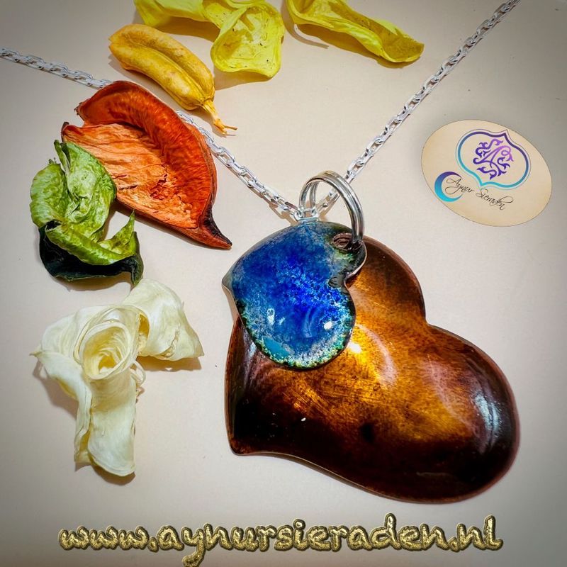 Handgemaakte emaille hanger Dansende Hartjes met zilveren ophanging - Aynur Sieraden