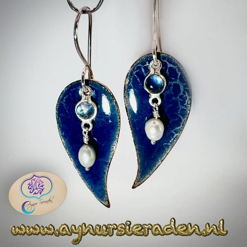 Donkerblauw geëmailleerde oorbellen in bladvorm met maansteen en parel - Aynur Sieraden
