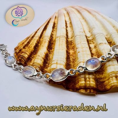 Handgemaakte zilveren armband met maanstenen op schelp – Aynur Sieraden