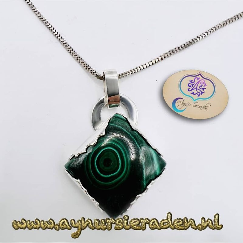 Zilveren hanger met malachiet handgemaakt door Aynur Sieraden – Magische Poort