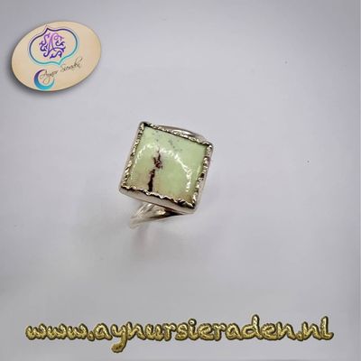 Handgemaakte zilveren ring Het Veld met groene steen, gefotografeerd op witte achtergrond