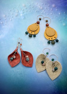 Unieke handgemaakte leren sieraden met zilverdetails en natuurlijke edelstenen.