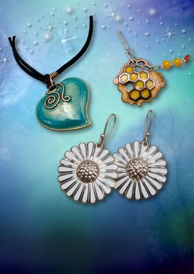 Handgemaakte emaille sieraden met kleur en unieke vormen, gecombineerd met zilver.
