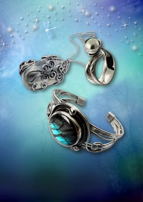 Waar koel metaal en zacht leer samenkomen, ontstaat iets bijzonders. Handgemaakte leren sieraden met een natuurlijke uitstral