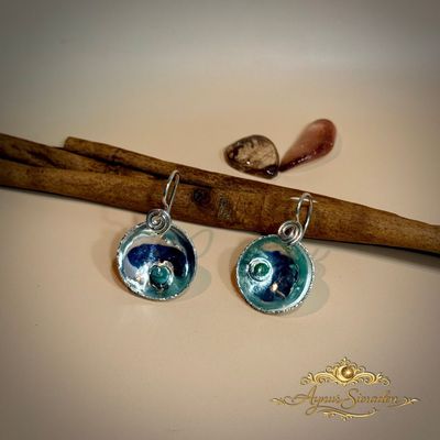 Spiegeling – zilveren oorbellen met groene agaat Handgemaakte zilveren oorbellen Spiegeling met groene agaat op witte achtergrond