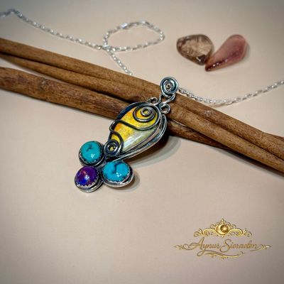 Uit Het Hart – handgemaakte zilveren hanger met edelstenen Unieke zilveren hanger met jaspis en turkoois, handgemaakt door Aynur Sieraden