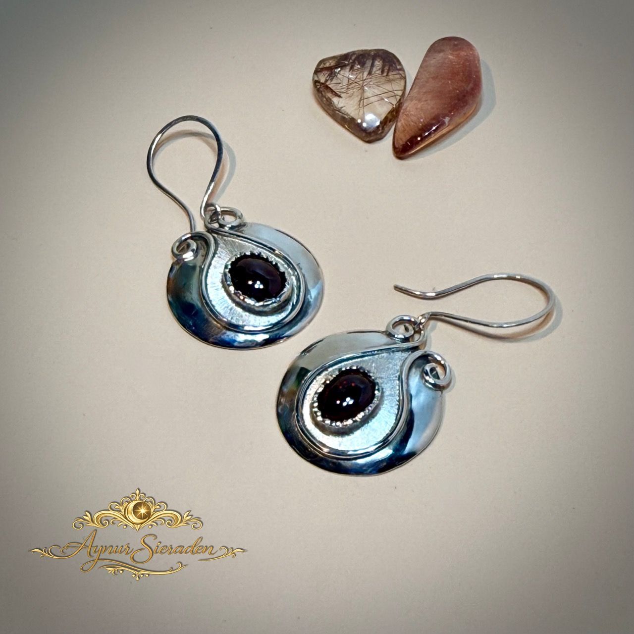 Het Oog van de Ziel (A lélek szeme) – nagyon erős, de hosszabb Handgemaakte zilveren oorbellen met granaat – Het Oog van de Ziel