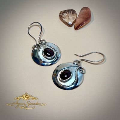 Handgemaakte zilveren oorbellen met granaat – Het Oog van de Ziel