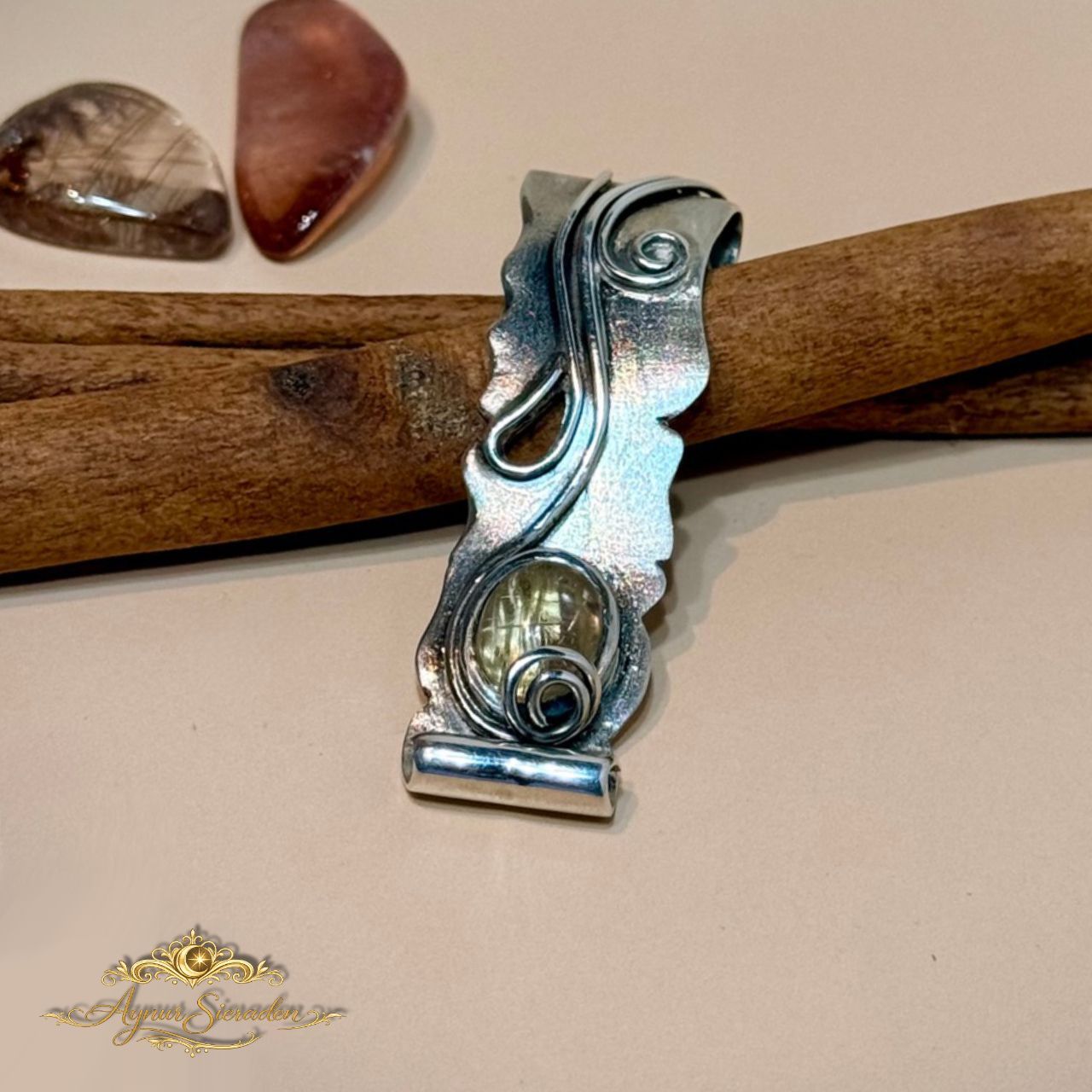 Kleine Bloem – handgemaakte zilveren hanger met rutielkwarts