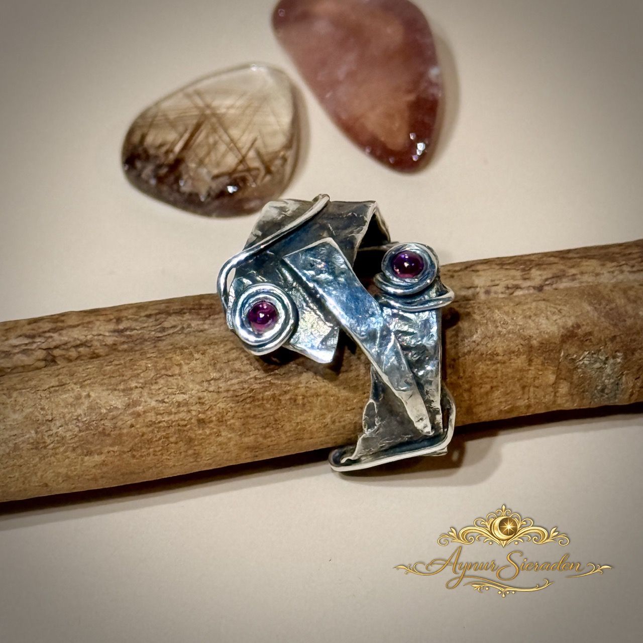Handgemaakte zilveren ring met rode stenen – Vogel | Aynur Sieraden