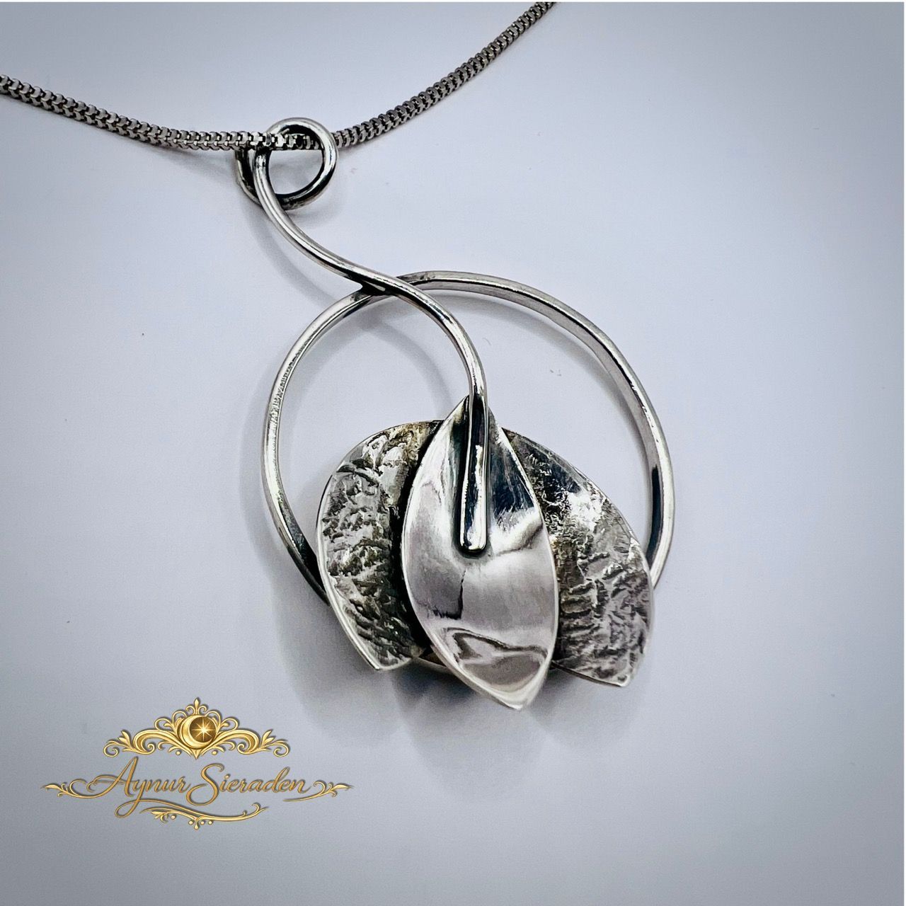 Handgemaakte zilveren tulp hanger – organisch design