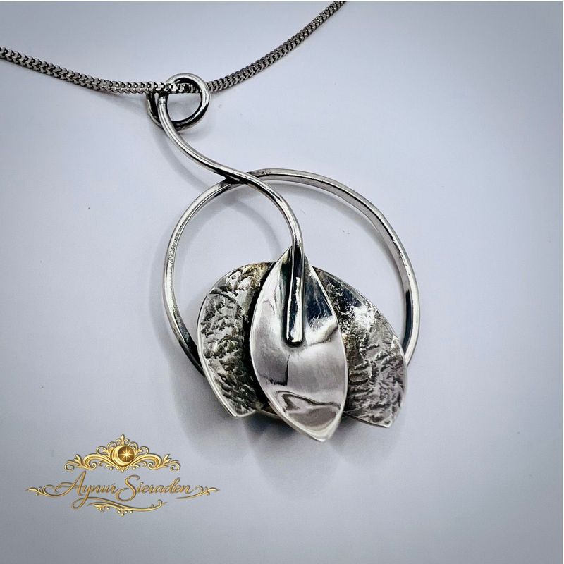 Tulp – handgemaakte zilveren hanger | Aynur Sieraden Handgemaakte zilveren tulp hanger – organisch design