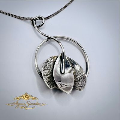 Handgemaakte zilveren tulp hanger – organisch design