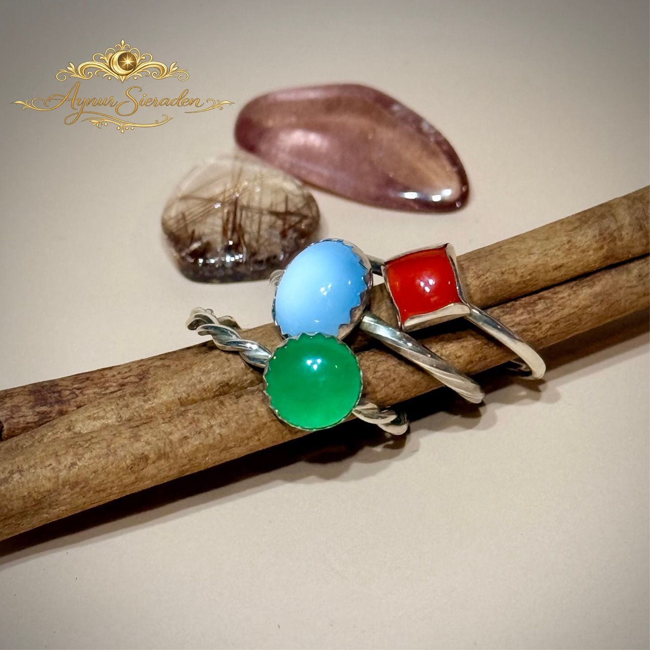 Drie Kleuren zilveren ringenset met carneool, chalcedoon en aventurijn – Aynur Sieraden