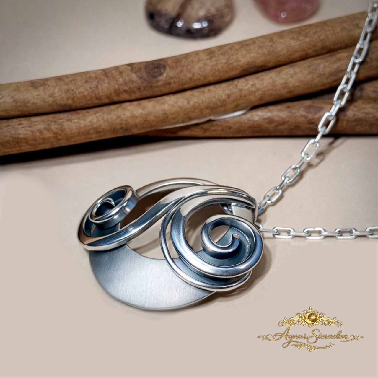 Plantje – handgemaakte zilveren hanger met organische plantvorm, Aynur Sieraden