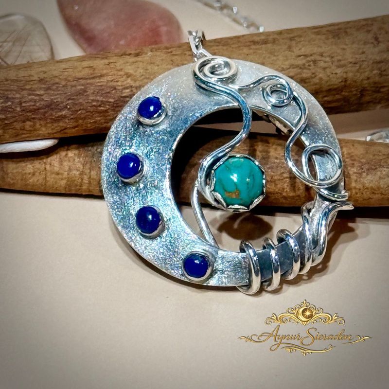 Ranken – handgemaakte zilveren hanger met turkoois en lapis lazuli Handgemaakte zilveren hanger Ranken met turkoois en lapislazuli – Aynur Sieraden