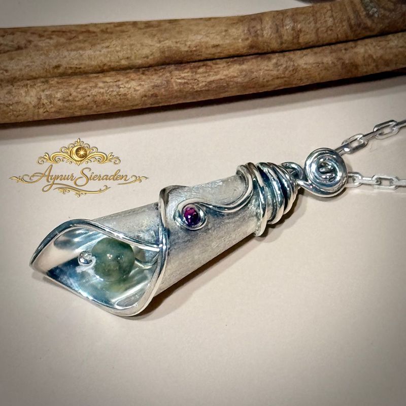 Kála – zilveren hanger met groene agaat Zilveren hanger Kála met groene agaat en rode accentsteen – detail