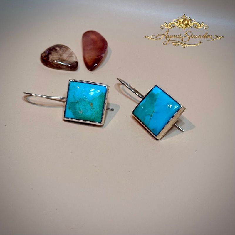 Zilveren oorbellen met turkoois – detail van handgemaakt ontwerp