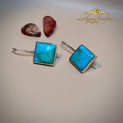 Zilveren oorbellen met turkoois – detail van handgemaakt ontwerp