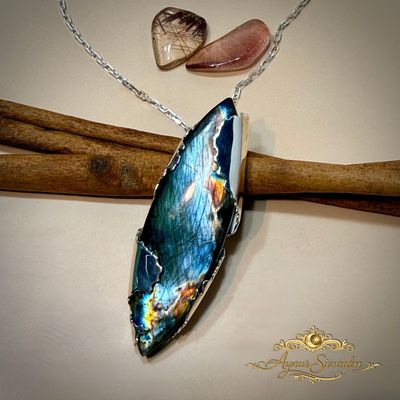 Zilveren hanger Tanatan met labradoriet – handgemaakt door Aynur Sieraden