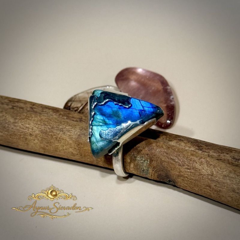 Zeeblauw – zilveren ring met labradoriet Handgemaakte zilveren ring met labradoriet – Zeeblauw | Aynur Sieraden